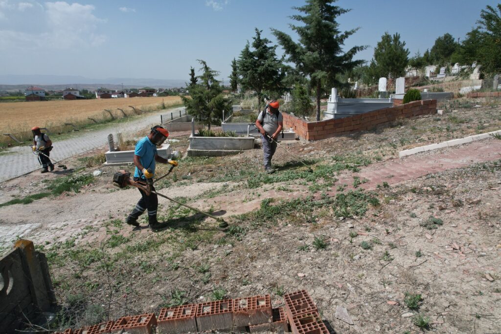 KABRİSTANLIKTA BAYRAM TEMİZLİĞİ