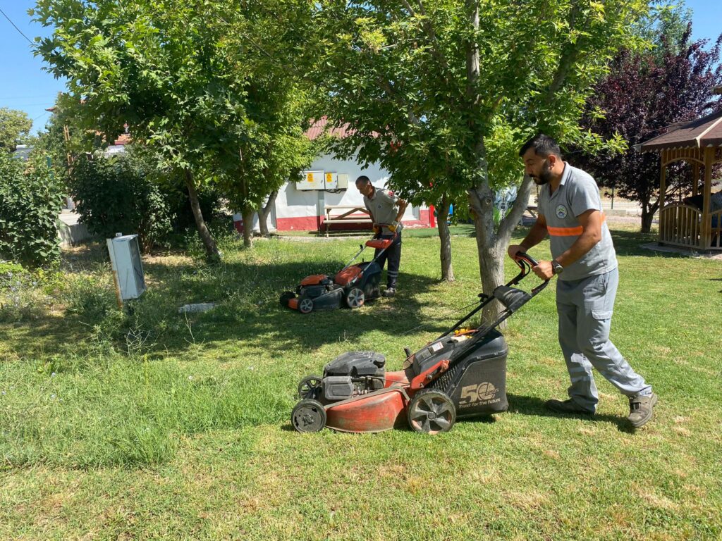 YEŞİL ALANLARDA BAKIM ÇALIŞMASI