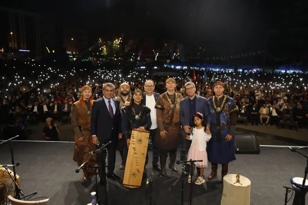 TÜRK DÜNYASININ SESİ ER TURAN