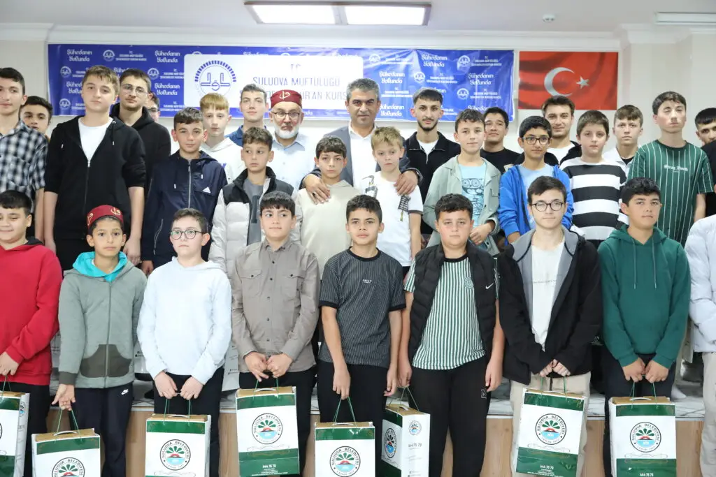 Genç Hafızlara Umre Hediyesi