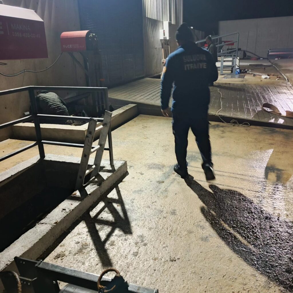 GÜBRE ÇUKURUNA DÜŞEN BÜYÜKBAŞ HAYVANI EKİPLERİMİZ KURTARDI