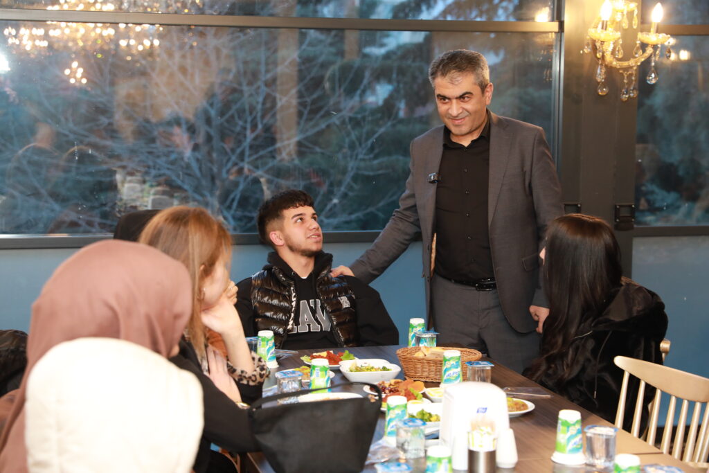 Yetimin gönlüne dokunmak, dünyayı kazanmaktır.